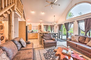 Tv, eldstad och böcker