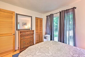 3 bedrooms, free cots/infant beds, bed sheets - Secluded Bass Lake Cabin, 9 Mi. to Traverse City! (Traverse City)