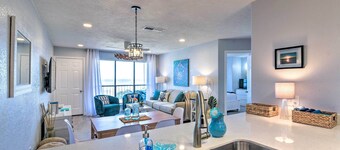 Ocean-view Balcony: Family Gem on Seawall Blvd!