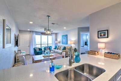 Ocean-view Balcony: Family Gem on Seawall Blvd!