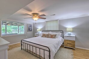 Interior - The Lake Escape: Boat Dock, Fire Pit, Kayak! (Cropwell)