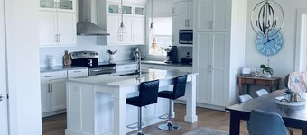 Scenic Getaway - beautiful views, quiet location close to local restaurants!!!