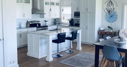 Scenic Getaway - beautiful views, quiet location close to local restaurants!!!
