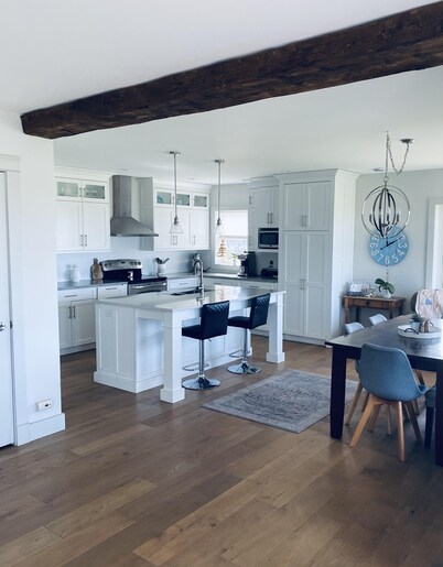 Scenic Getaway - beautiful views, quiet location close to local restaurants!!!