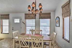 Interior - Galveston Beachfront House w/ Deck & Ocean Views! (Galveston)