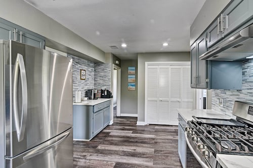 Spacious + Modern Family Duplex in Galveston!
