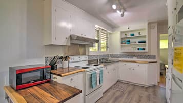 Apartment (2 Bedrooms) | Private kitchen | Microwave, oven, stovetop, cookware/dishes/utensils