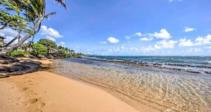 Waipouli Beachfront Condo w/ Balcony + Ocean Views