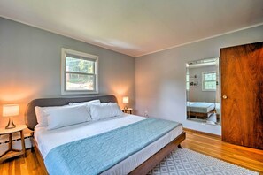 Hus (3 Bedrooms) | 3 soverom, skrivebord for bærbar PC, barnesenger (inkludert) og sengetøy