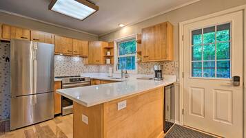 House (3 Bedrooms) | Private kitchen | Microwave, oven, stovetop, dishwasher