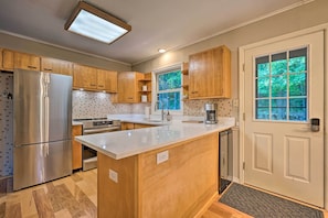 House (3 Bedrooms) | Private kitchen | Microwave, oven, stovetop, dishwasher - Nostalgic Vermont Escape in Manchester Center (Manchester Center)