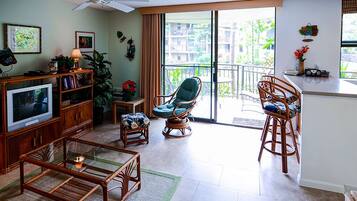 TV, stesen dok iPod, meja ping pong, buku-buku