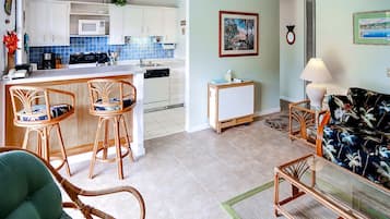 TV, stesen dok iPod, meja ping pong, buku-buku