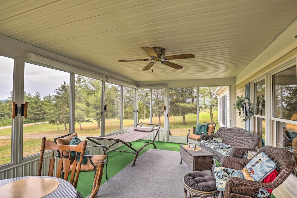 Finger Lakes Retreat w/ Sunroom, Fire Pit & Bbq! - Cayuga Lake