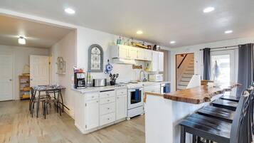 Maison (5 Bedrooms) | Cuisine privée | Four à micro-ondes, un four, surface de cuisson, lave-vaisselle