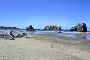 Beach towels - Bandon Home w/ Patio, Steps to South Jetty Park (Bandon)