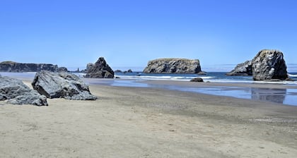 Bandon Home w/ Patio, Steps to South Jetty Park