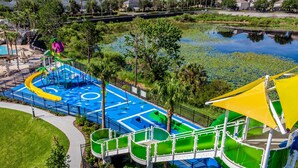 Vue aérienne d’un parc aquatique avec différents toboggans et bassins.