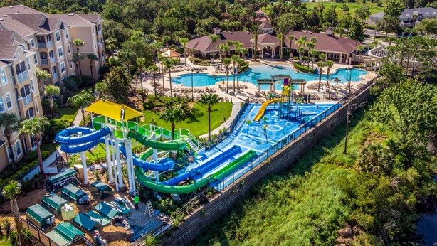 Un complexe hôtelier doté de plusieurs piscines, d’un parc aquatique et offrant une variété d’options d’hébergement.