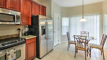 House (6 Bedrooms) | Interior