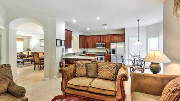 House (6 Bedrooms) | Interior