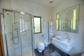 Baignoire, séchoir à cheveux, serviettes fournies
