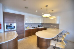 Jääkaappi, mikroaaltouuni, uuni, astianpesukone