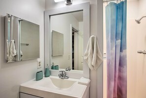 Apartment (3 Bedrooms) | Bathroom - 2-story Pensacola Home w/ Game Room & Private Yard (Pensacola)