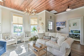 Interior - 1 Mi to Beach: Coastal Cottage in Galveston (Galveston)