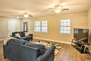 TV, fireplace - Relaxing Pensacola Getaway w/ Volleyball Net! (Pensacola)