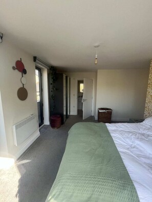 Basic Apartment, 1 King Bed with Sofa bed | 2 bedrooms, laptop workspace, iron/ironing board, bed sheets - Modern & Bright 2BD Flat With Balcony - Islington (London)