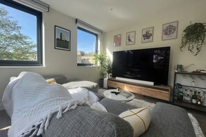 Basic Apartment, 1 King Bed with Sofa bed | Interior - Modern & Bright 2BD Flat With Balcony - Islington (London)