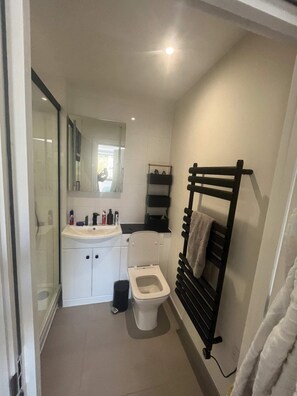 Basic Apartment, 1 King Bed with Sofa bed | Bathroom | Hair dryer, towels, soap, shampoo - Modern & Bright 2BD Flat With Balcony - Islington (London)