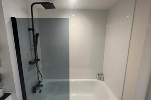 Basic Apartment, 1 King Bed with Sofa bed | Bathroom | Hair dryer, towels, soap, shampoo - Modern & Bright 2BD Flat With Balcony - Islington (London)