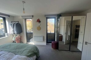 Basic Apartment, 1 King Bed with Sofa bed | 2 bedrooms, laptop workspace, iron/ironing board, bed sheets - Modern & Bright 2BD Flat With Balcony - Islington (London)
