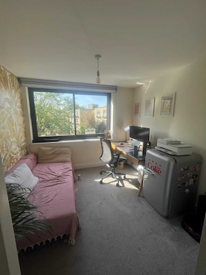 Basic Apartment, 1 King Bed with Sofa bed | 2 bedrooms, laptop workspace, iron/ironing board, bed sheets - Modern & Bright 2BD Flat With Balcony - Islington (London)