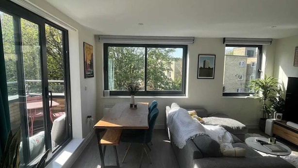 Basic-Apartment, 1 King-Bett und Schlafsofa | Wohnbereich | Fernseher