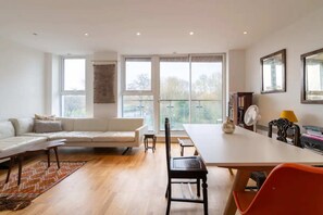 Basic Apartment, 1 King Bed | View from property - Beautiful Waterfront 1BD Flat - Bethnal Green (London)