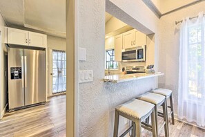 Microwave, oven, stovetop, dishwasher - Port Charlotte Cottage ~ 3 Mi to Beach Park! (Punta Gorda)