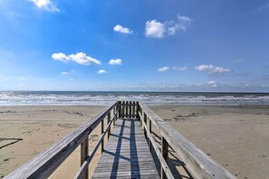 Interior - Beachfront Getaway w/ Deck & Views in Galveston (Galveston)