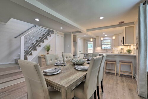 Walk to Beach: Home in Galveston!