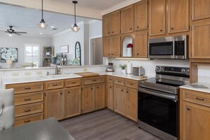 Fridge, microwave, oven, stovetop - NEW Hot Tub Walk Downtown Blanco River Access (Wimberley)