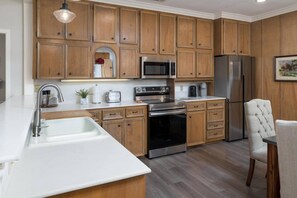 Fridge, microwave, oven, stovetop - NEW Hot Tub Walk Downtown Blanco River Access (Wimberley)