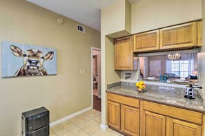 Apartment (2 Bedrooms) | Interior - Galveston East End Condo w/ Pool < 1 Mi to Beach! (Galveston)