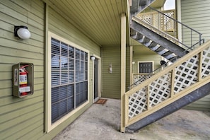 Apartment (2 Bedrooms) | Interior - < 1 Mi to Stewart Beach: Gem in East End Galveston (Galveston)