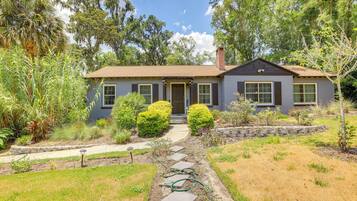 House (4 Bedrooms) | Exterior