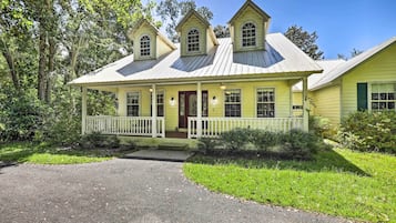 House (3 Bedrooms) | Exterior