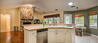 Charming Waldo Getaway Near Lake Santa Fe!