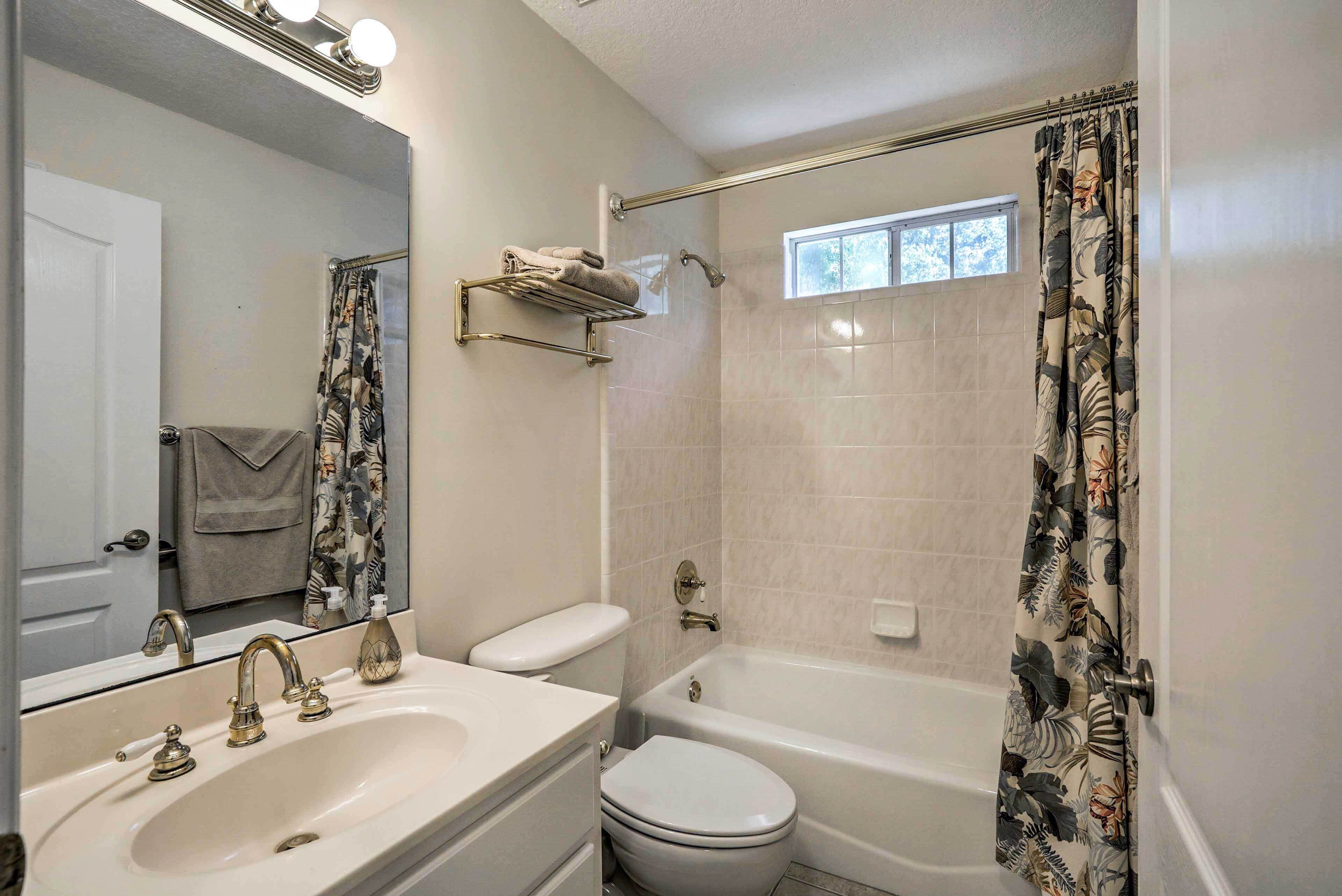 Une salle de bain avec un lavabo, des toilettes et une baignoire.