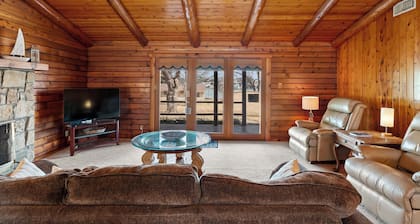 Lakefront Cabin + Guest House Near Granbury Square